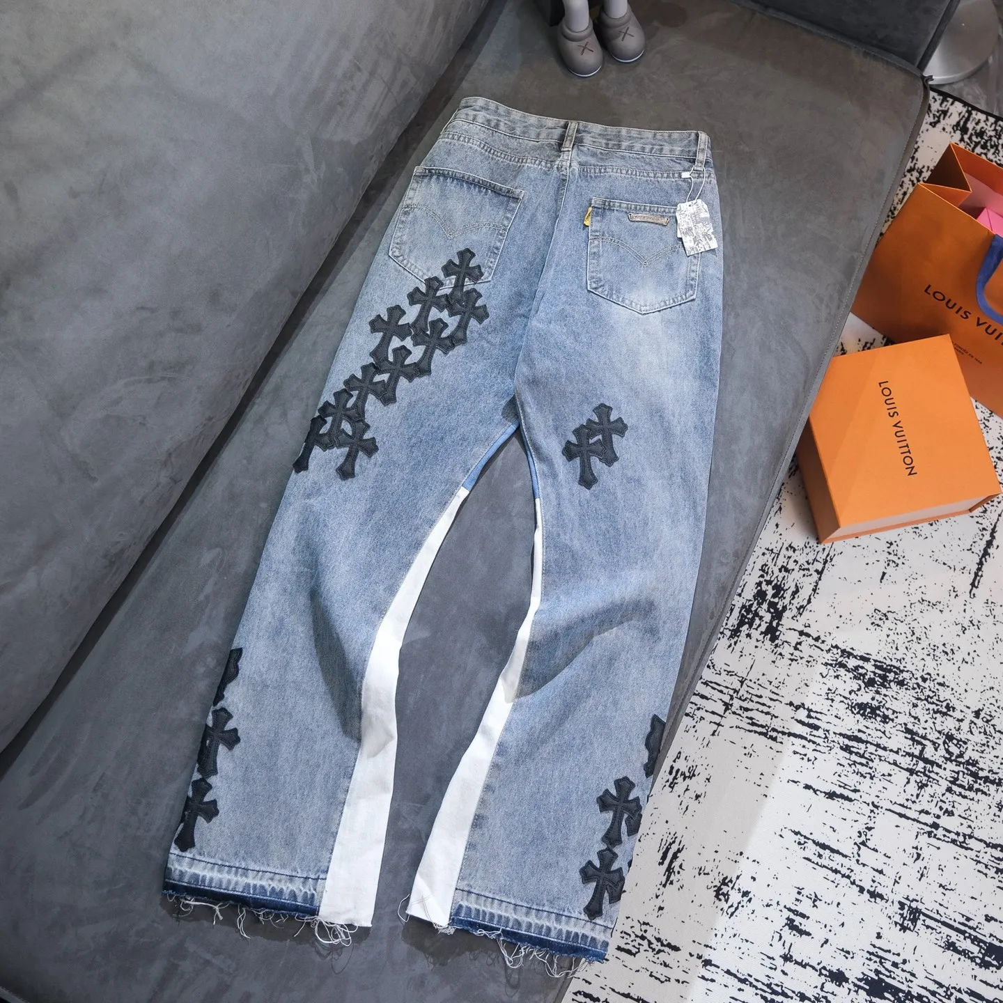 P290 Chrome Hearts Gallery co-branded limited-edition cross-flared flared jeans are a hot item this season and are sought after by countless celebrities and fashionistas. The neat details of the cutting process add color to the playful fashion! The neat and meticulous design, and the well-fitting structure is unique. The upper body not only has outstanding recognition, but also looks younger and younger. A style with the ultimate wearing meaning and performance, gorgeous color matching, and the craftsmanship of this style is also extremely extraordinary. After the finished product is washed, it is disassembled and hand-made with sheepskin cross leather and then spliced ​​together to complete. The whole piece has too many craftsmanship to describe. It is decorated with patchwork cross flowers and high-waisted washed jeans! ! Absolutely high-end luxury product, a god-level single product, a super popular product, made with top heavy industry, a magic weapon that cannot be missed to hit the streets. Size: 28 30 32 34 36 Color: blue